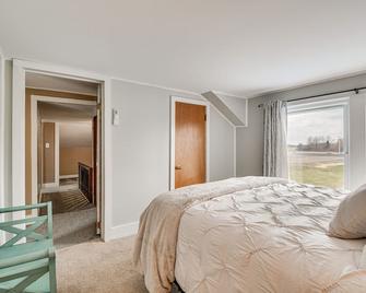 Auburn Finger Lakes Farmhouse with Open Views! - Auburn - Bedroom
