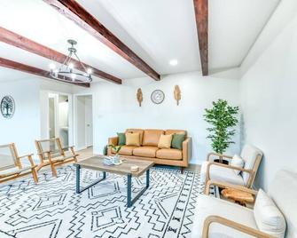 The Hilltop Hideaway - Roseland - Oturma odası