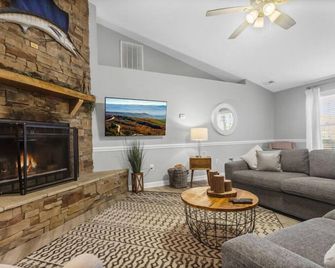 Hot Tubgame Room Sleeps 11 Family Getaway Private Home Near Greer - Campobello - Living room