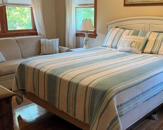 Martha's Vineyard Cozy Getaway Near Picturesque Philbin Beach - 아퀴나 - 침실