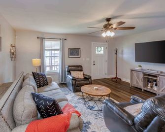 Centrally Located Cozy Pet Friendly Cottage - Nashville - Huiskamer