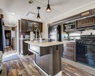 Red Rock Puma! Movile Home W Bbq & Fire Pit - Colorado Springs - Kitchen
