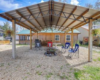 Near Steinhatchee River: Studio w/ Screened Porch! - Steinhatchee - Patio