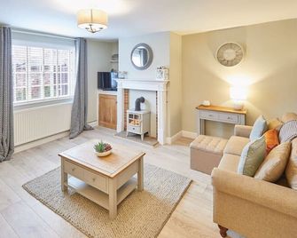 Host & Stay - Spring Cottage - Whitby - Living room