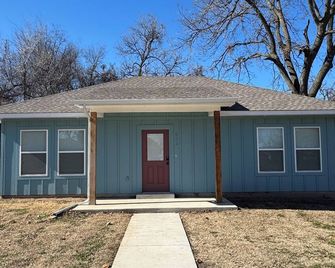 Brand New Charming 2B/2B in Chickasha, Near Downtown! - Chickasha - Gebouw