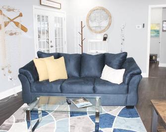 Great Outdoors in Lagrange - La Grange - Living room