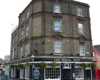 The Birds Nest Guest House - London - Building