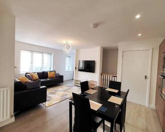 Lovely home close to City Center & Rail Station - Chesterfield - Comedor