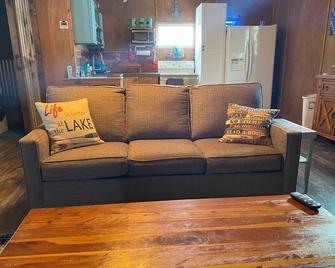 Alexs Kingdom Of Heaven With Rv And Ev Plug-in - Stockton - Living room