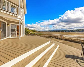 Tranquil Waterfront Home. Private Hot Tub. - Belfair - Balcón