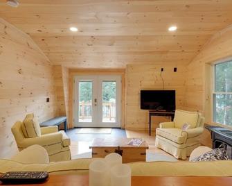 Cozy Apt w/ Deck, ~ 5 Miles to Acadia Nat'l Park! - Northeast Harbor - Living room