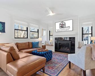 Stunning Home W/Game Room + Mins to Plaza - Fairway - Living room