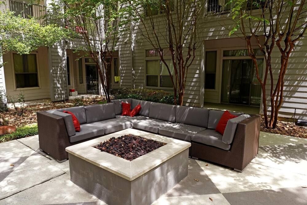Landing | Stunning 1bd, Yoga Studio, Gym - League City - Патіо