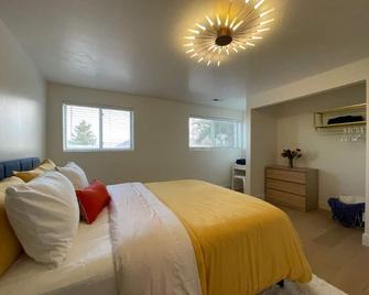 Cheerful Designer Condo w/ City & Mountain Views - Sandy - Bedroom