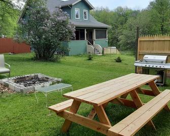 3 bedrooms, 2.5 baths fully furnished and equipped, dog-friendly, on 15 acres - Liberty - Innenhof