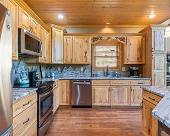Deadwood Private Luxury Cabin with Gold Mine and Creek - Sturgis - Kitchen