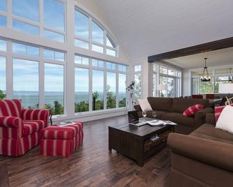 L'Aquitaine - Exceptional 180 degree view on the St-Lawrence River - L'Isle-aux-Coudres