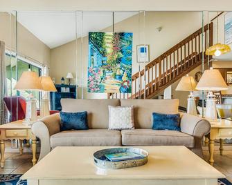 Multi-Level Seaside Condo w/ Easy Beach Access, Pool, & Water Views - Laguna Beach - Sala de estar