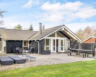 6 person holiday home in Højby - Højby - Patio