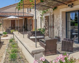 3 Bedroom Lovely Home In Violes - Violès - Patio