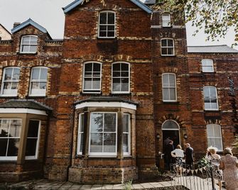 The Chapel House Hotel - Scarborough - Building