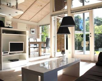 Comfortable and lovingly furnished holiday home to rest near the Baltic Sea - Brekendorf - Sala de estar