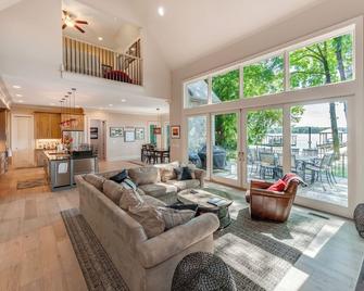 Beachfront Lakehouse on Lake Wylie! - Clover - Living room