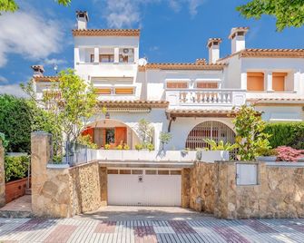 Nice Home In Platja D'aro With Wifi - Platja d'Aro - Budynek