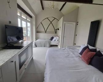 Spacious apartments, sleeps 6, 15min to Milton Keynes - Leighton Buzzard - Bedroom