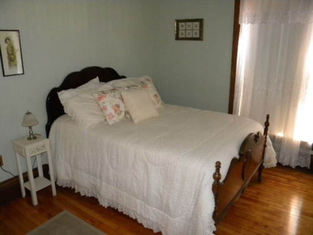 The Decker House Bed \u0026 Breakfast, Mason 
