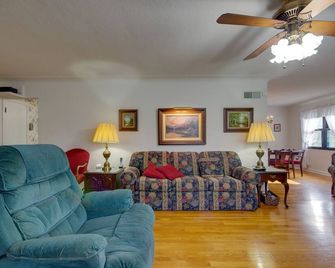 Charming Jefferson City Home 2 Mi to Downtown! - Jefferson City - Living room
