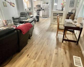 Private Home on 2 acres~ BUT close to everything ~ 30+ night or longer - Hermitage - Living room