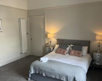 LUXAYR entire home 5 bedrooms nr beach, golf and town - Ayr - Bedroom