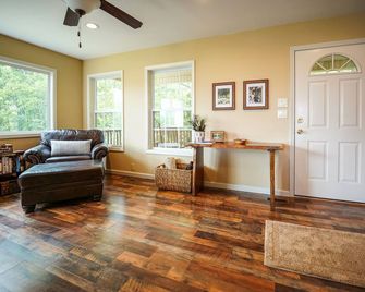 4000ft Elevation W Miles Of Views From Angel Ridge With Hot Tub & Expansive Deck - Waynesville - Wohnzimmer