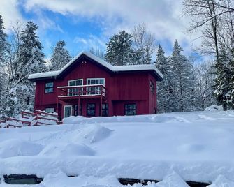 Red Chalet, 5mins to Mt Snow, 15mins to lake, Hottub, Firepit, Fireplace - Dover - Bâtiment