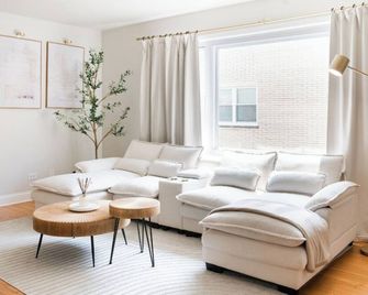 2br Near Ohare And Transit Newly Furnished Modern - Chicago - Living room