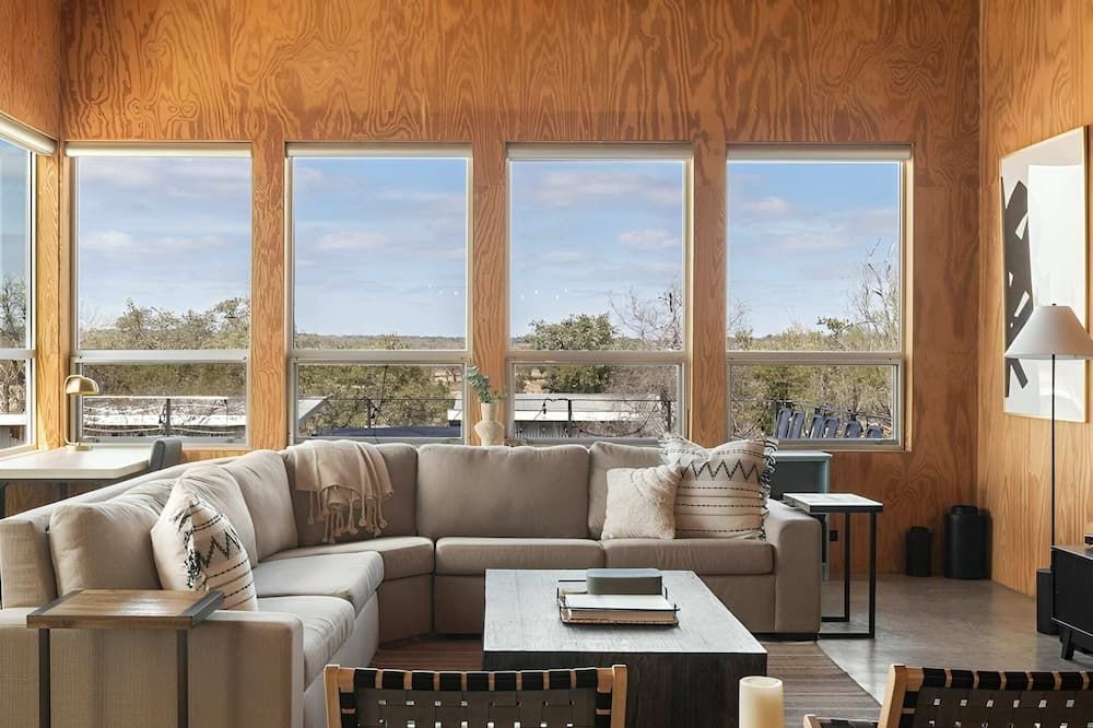 Luxury Riverfront Retreat - 6 Cabins - Private Pool - Llano - Huiskamer