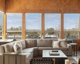 Luxury Riverfront Retreat - 6 Cabins - Private Pool - Llano - Huiskamer