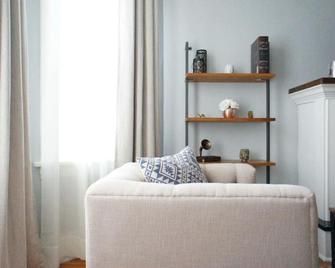 Cozy Nest in Chicago's Vibrant Lincoln Square - Chicago - Living room