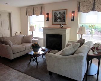 Historic Cottage with Country Charm Next to Creek in Carlisle, Pennsylvania - Carlisle - Living room