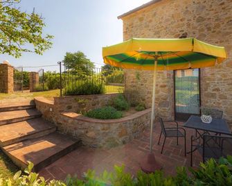 Tuscan Cottage With Private Garden And Panoramic Pool. 1 Km Walk To The Village. - Casole d'Elsa - Patio