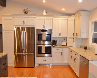 Cozy One Story Home Surrounded by Mountain Views, Trees near Middlebury College - Cornwall - Kitchen