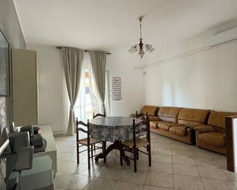 Grazioso Appartamento in via Selene - Latina - Comedor