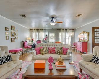 The Pink Azalea - Tyler Home with Yard and Patio! - Tyler - Sala de estar