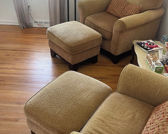 Quaint costal farm cottage, on a working farm, just mere miles from beaches! - Cape Charles - Huiskamer