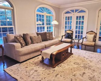 Waterfront 5 bedroom househeated pool one acre yardBBQPond - Hudson - Living room