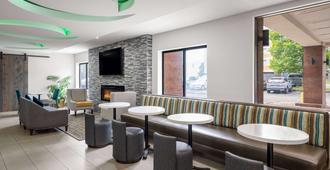 La Quinta Inn by Wyndham Indianapolis Airport Executive Dr - Indianapolis - Lounge