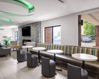 La Quinta Inn by Wyndham Indianapolis Airport Executive Dr - Indianapolis - Lounge