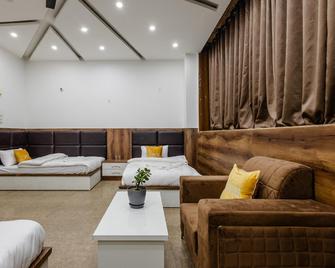 Hotel Brij Royal Heritage , Vrindavan - Vrindavan - Living room