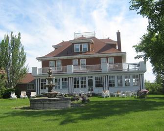Wakamow Heights Bed & Breakfast - Moose Jaw - Building